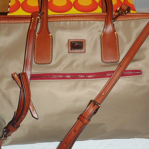 Excellent/MINT Condition Dooney & Bourke Large Tote, Shoulder Purse - Picture 2 of 13